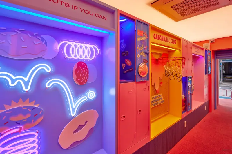 네온 도넛이 빛나는 캐치볼클럽 팝아트 카페